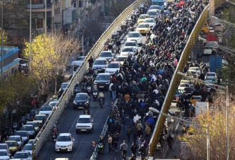 里亚尔崩盘引发“蝴蝶效应”，伊朗为何再次陷入全国动荡？