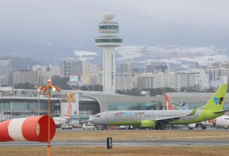 一客机在韩国济州岛起飞前冒烟，机上有超120人