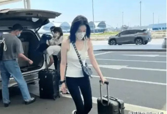李小冉机场生图曝光！中年魔鬼身材秒杀全场