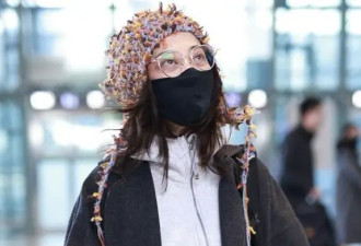50岁梅婷又不走寻常路，穿大衣+运动套装走机场，还好气质撑得住