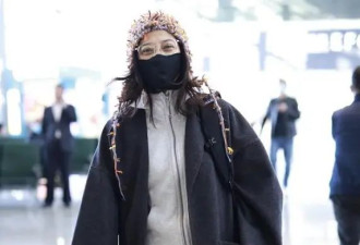 50岁梅婷又不走寻常路，穿大衣+运动套装走机场，还好气质撑得住