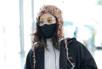 50岁梅婷又不走寻常路，穿大衣+运动套装走机场，还好气质撑得住