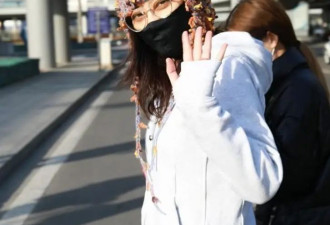 50岁梅婷又不走寻常路，穿大衣+运动套装走机场，还好气质撑得住