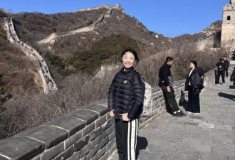 女生首次登长城 哽咽朗诵毛诗词 获赞383万