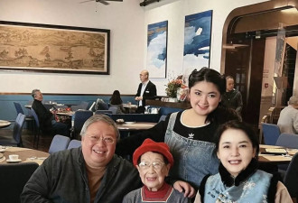 胡慧中全家外出过元旦，101岁婆婆也在面容慈祥