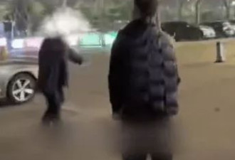 43岁白发男子抵押金项链，凑86元为生病妻子买药