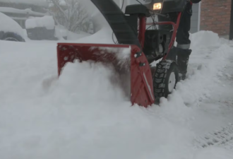 一周降雪65cm, 警报不断! 多伦多北边小城还在通宵铲雪!