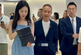 演都不演了！田朴珺删光王石合影，怒斥对方自私，眼神早就变了