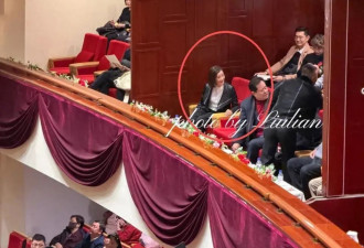 59岁宋祖英现身北京 坐包厢看戏 看她脸才知岁月真不败美人