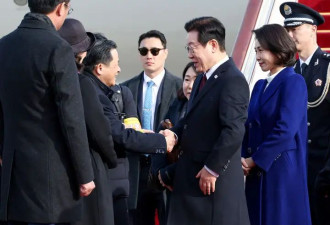 韩国第一夫人刚到北京就把人美到！穿宝蓝色大衣挽着李在明，真甜