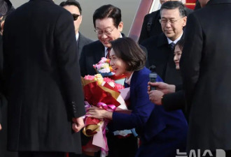韩国第一夫人刚到北京就把人美到！穿宝蓝色大衣挽着李在明，真甜