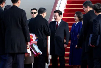 韩国第一夫人刚到北京就把人美到！穿宝蓝色大衣挽着李在明，真甜