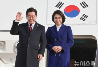 韩国第一夫人刚到北京就把人美到！穿宝蓝色大衣挽着李在明，真甜