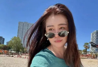 58岁王祖贤晒自拍照气质优雅！昔日聂小倩白素贞美若天仙