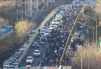伊朗示威浪潮进入第2周，警民冲突逾10死