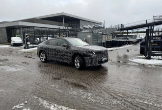 宝马首款纯电轿跑SUV iX4实车谍照曝光