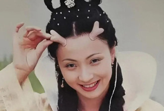 陶虹罕曝近况,生图满脸褶个子矮还壮硕,戴祖母绿耳坠像大妈气质