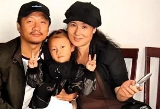 王小华离婚时在法庭上问女儿:你跟谁?女儿回答:跟爸爸