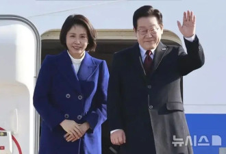 李在明夫人又换装了，“中国红”韩服亮相欢迎仪式，端庄大气真美