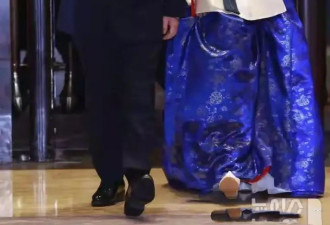 李在明夫人又换装了，“中国红”韩服亮相欢迎仪式，端庄大气真美