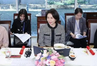 李在明夫人又换装了，“中国红”韩服亮相欢迎仪式，端庄大气真美
