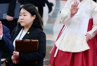 李在明夫人又换装了，“中国红”韩服亮相欢迎仪式，端庄大气真美