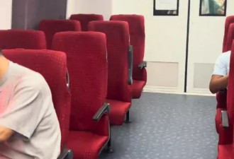 深圳地铁车厢：普通车厢人满为患，商务车厢却空荡荡
