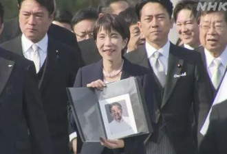 高市早苗参拜伊势神宫，手持安倍晋三遗照同行