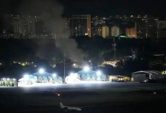 在委华人记录乘飞机回首都：路上遇到装甲车...