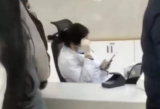 医院收费员玩手机多人排队待缴费，医院通报