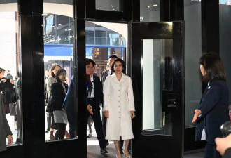 韩第一夫人在上海感受美妆产品，为企业加油打气