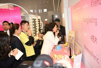 韩第一夫人在上海感受美妆产品，为企业加油打气
