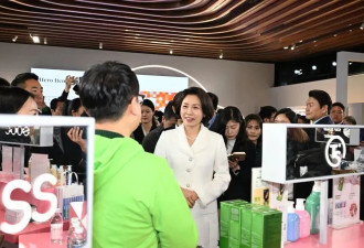 韩第一夫人在上海感受美妆产品，为企业加油打气