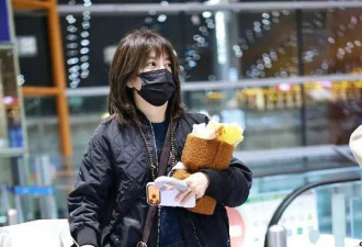 赵薇母女现身北京机场，15岁女儿一头黄毛