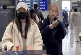 赵薇母女现身北京机场，15岁女儿一头黄毛
