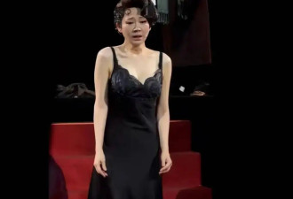 56岁许晴近况曝光！身穿旗袍演话剧惊艳观众，一人独居生活充实自在