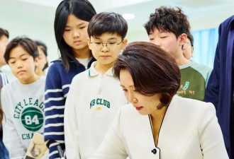 韩国第一夫人金惠景，一袭白衣上海行好娴静，逛美妆秀美照成焦点