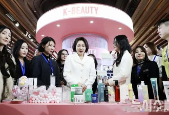 韩国第一夫人金惠景，一袭白衣上海行好娴静，逛美妆秀美照成焦点