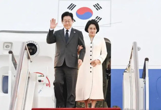 韩国第一夫人金惠景，一袭白衣上海行好娴静，逛美妆秀美照成焦点