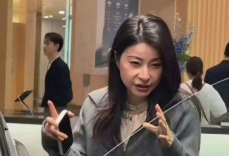 44岁郭晶晶看车被偶遇，打扮朴素、头发白了不少，素颜撞脸董明珠