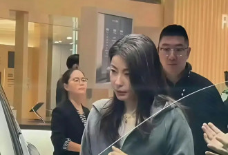 44岁郭晶晶看车被偶遇，打扮朴素、头发白了不少，素颜撞脸董明珠