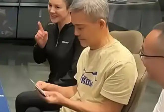 74岁王石白发打牌状态炸裂！田朴珺消失引婚变