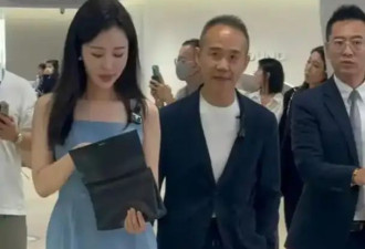 74岁王石白发打牌状态炸裂！田朴珺消失引婚变