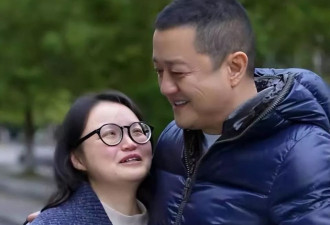 李亚鹏牵朱春燕的手在小区散步,这满屏的幸福感藏都藏不住