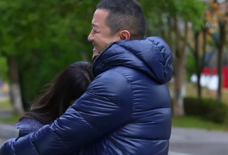 李亚鹏牵朱春燕的手在小区散步,这满屏的幸福感藏都藏不住