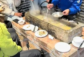 农庄“石槽火锅”被调侃像猪槽，老板：非常火爆