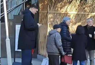 姚明陪父母上海探亲！身材发福有400斤