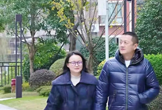 李亚鹏和她小区牵手散步