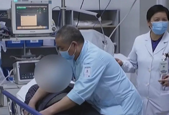 86岁老伯头朝下栽倒在扶梯上，工作人员不让扶？