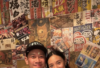 63岁何超琼陪干女儿吃生日饭，素颜现身优雅大方，无儿无女仍开心